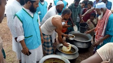 Photo of বন্যাদুর্গত এলাকায় যুক্তরাজ্য প্রবাসী মুফতি ছালেহ আহমদের রান্না করা খাবার বিতরণ