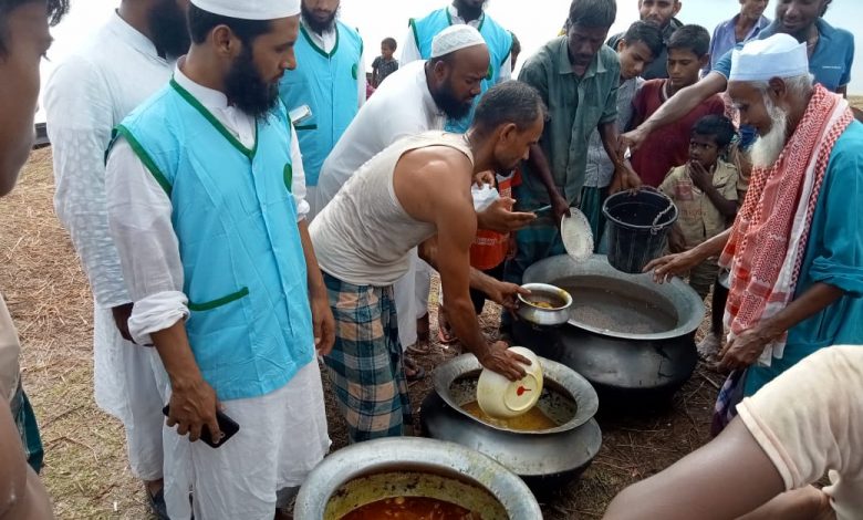 Photo of বন্যাদুর্গত এলাকায় যুক্তরাজ্য প্রবাসী মুফতি ছালেহ আহমদের রান্না করা খাবার বিতরণ