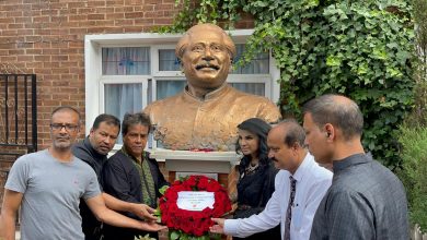 Photo of ১৫ আগস্টের প্রথম প্রহরে বঙ্গবন্ধুর ভাস্কর্যে শ্রদ্ধা নিবেদন