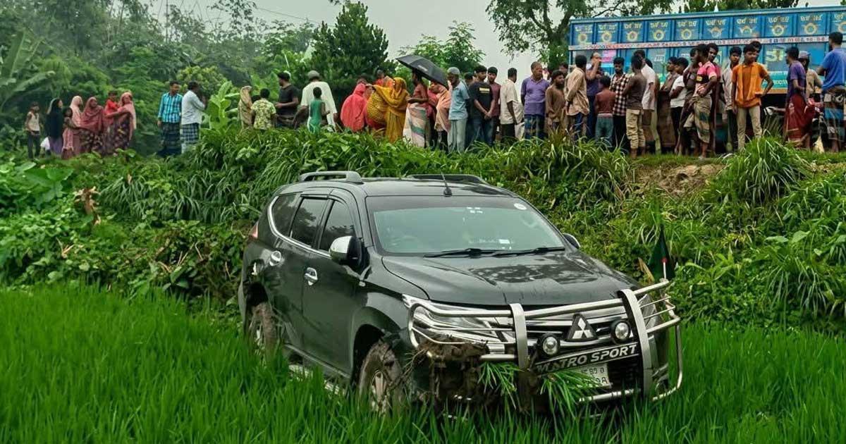 বগুড়ায় নিয়ন্ত্রণ হারিয়ে জমিতে নামল প্রতিমন্ত্রীর গাড়ি